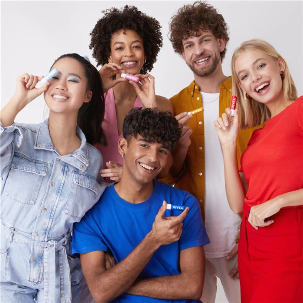 Nivea strawberry  Shine 4.8g